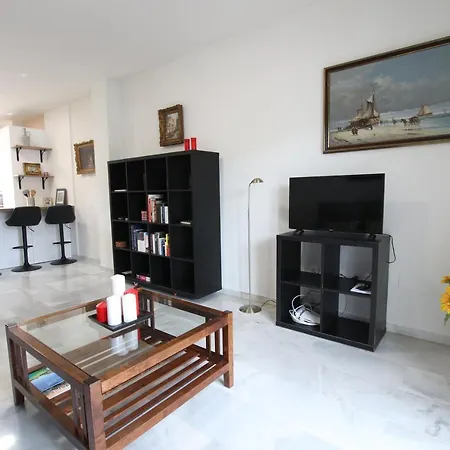 Tess Apartamento Buganvilla Lauro Golf Apartment *